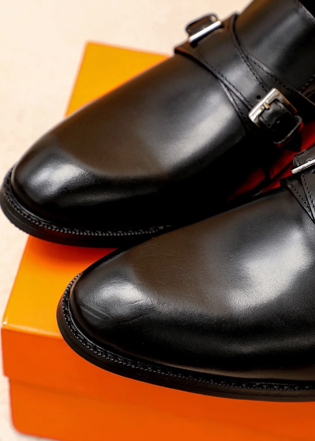 Men's shoes💰480💐 Product trademark: HERMES "Hermès" business leather shoes Regular size: 38-44 (45🉑️customized) Product materials: Selected imported first-layer calfskin upper, imported water-dyed cowhide lining. Strong three-dimensional visual effect, non-slip and wear-resistant combination outsole Color: 2⃣️colors available